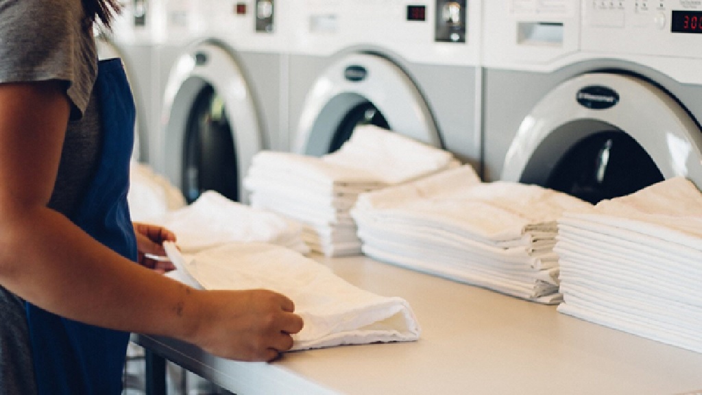 تحویل لباس ها از یک خشکشویی آنلاین حرفه ای چگونه است؟
