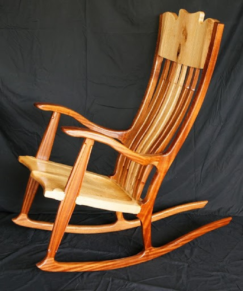 قیمت صندلی راک چوبی به نوع چوب آن وابسته است؟