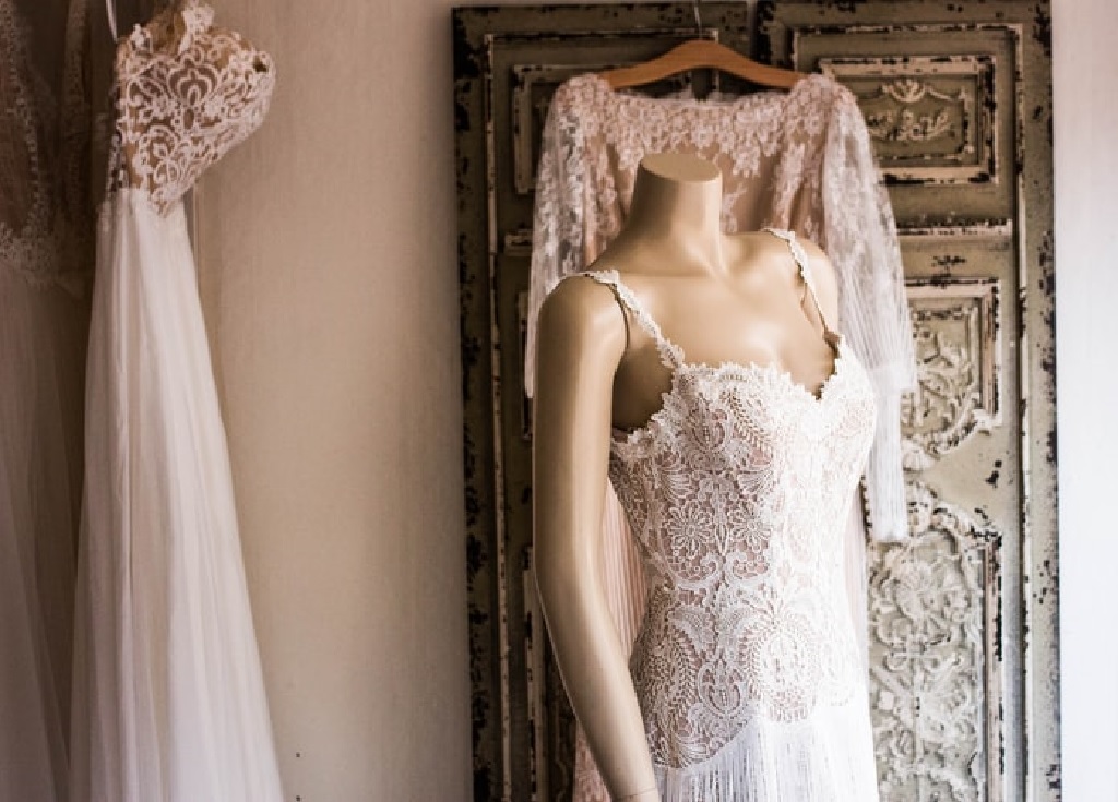 هزینه خشکشویی لباس عروس چقدر می شود؟