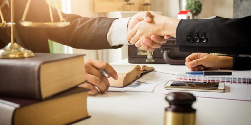 در زمان استخدام وکیل برای ثبت شرکت باید چه مواردی را در نظر داشته باشیم؟