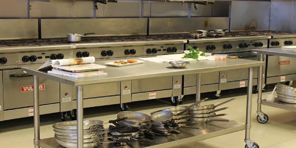 ساخت تجهیزات آشپزخانه صنعتی چه مراحلی دارد؟